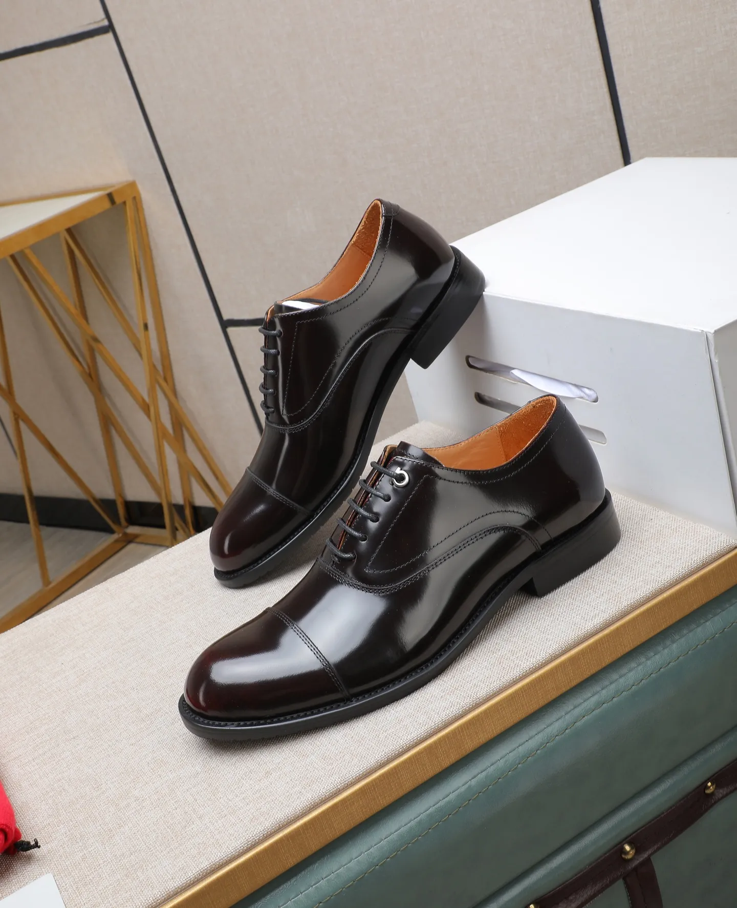 Men's shoes 💰540📛📛 (water-dyed cow lining) Salvatore Ferragamo high-end (Salvatore Ferragamo) is the world's top luxury footwear brand, coming from the fashion kingdom of Italy. It is famous all over the world for its traditional handmade design and novel styles... 🚶🏻🚶🏻New suit shoes are available simultaneously at the counter. This model is made of pure handmade imported Italian calfskin ➕soft water-dyed cowhide lining Original authentic outsole🌀🌀Size: 38➖44 (45 46 customized)